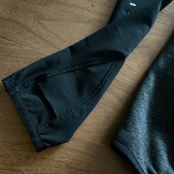 Under Armour XS women’s 1/2zip with pockets 🖤 - Picture 5 of 5